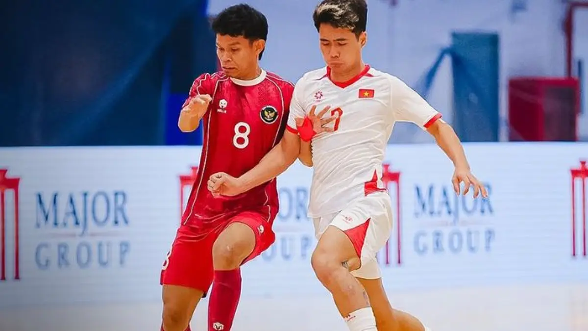 Perebutan bola antara pemain timnas Indonesia vs timnas Vietnam, dalam semifinal AFF 2026. (net)