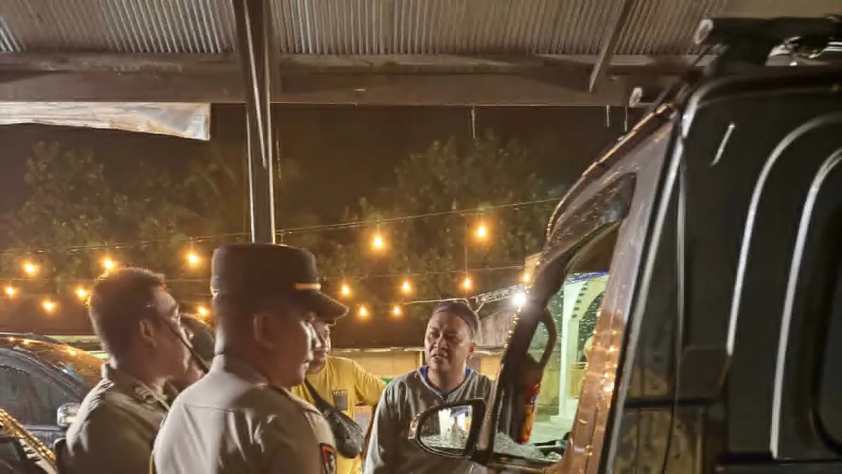 Personel kepolisian saat di TKP kejahatan bermodus pecah kaca , Kamis (9/4) malam sekitar pukul 18.30–19.15 WIB, di Jalan Tjilik Riwut Km 11,5, Palangka Raya.(istimewa/Polresta)