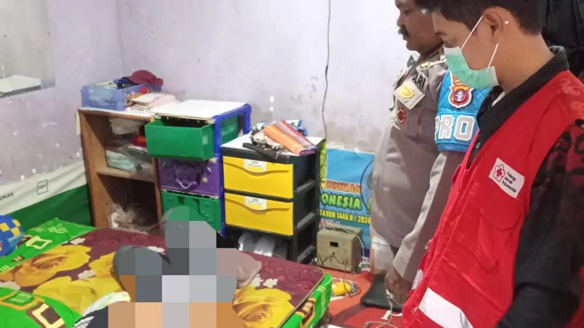 Petugas PMI Kotim saat mengevakuasi korban yang ditemukan dalam kondisi tak bernyawa di kontrakan di Jalan Delima 7, Kecamatan Mentawa Baru Ketapang, Jumat siang (10/4/2026).  (Warga/Radar Sampit)