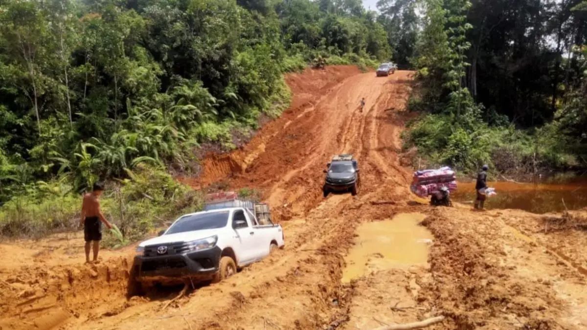 RUSAK PARAH : Kondisi jalan yang rusak parah di zona III, tepatnya di Desa Lawang Kanji menuju Desa Tumbang Mahuroi, Kecamatan Damang Batu, Kabupaten Gunung Mas. FOTO : WARGA/RADAR SAMPIT
