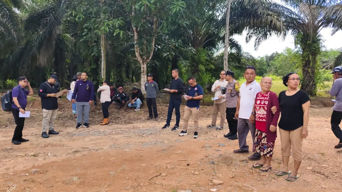 Situasi Pemeriksaan setempat oleh majelis hakim PN Pangkalan Bun atas sengketa lahan yang melibatkan anak dan ibu kandung, Desa Sungai Ragit Jaya, Kecamatan Pangkalan Lada, Jumat (10/4).(istimewa)