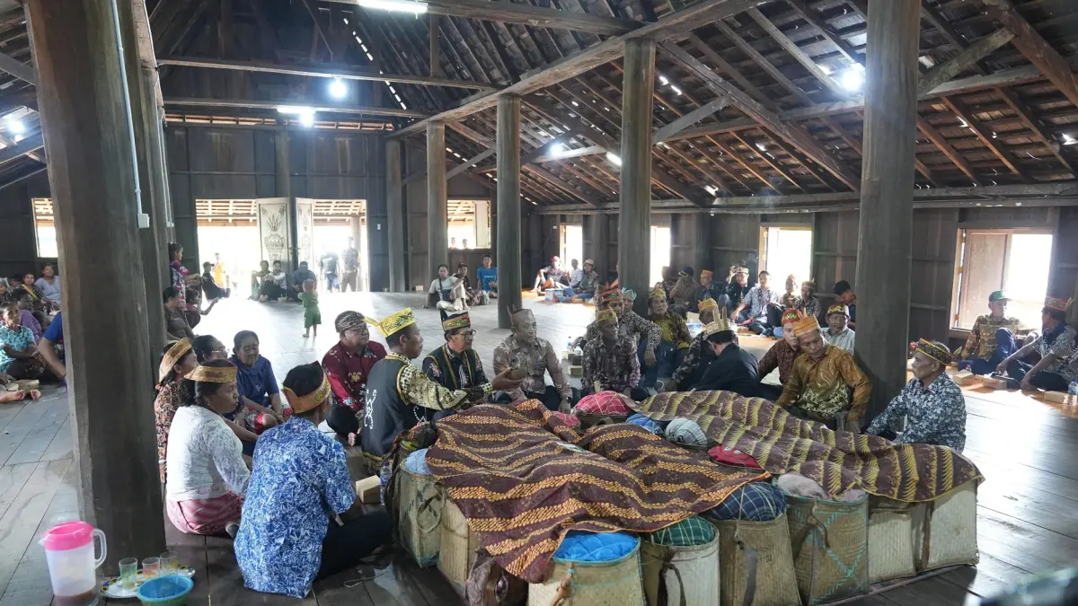 Situasi Pesta Tradisional Takin Padi yang berlangsung di Rumah Besar Desa Merambang, Kecamatan Bulik Timur, sebagai ungkapan mensyukuri panen padi, baru-baru ini, (8/4).(humas/setda lamandau)