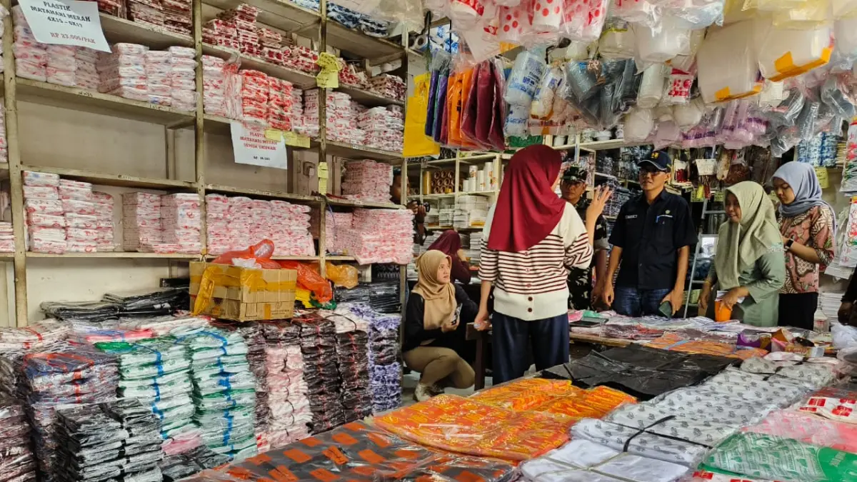 Staf Ahli Bupati Kotim Bidang Ekonomi, Keuangan, dan Pembangunan, Rafiq Riswandi saat memantau harga plastik di salah satu toko Plastik di Sampit, Jumat (10/4).  (Akbar/Radar Sampit)