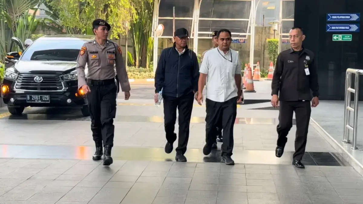 Bupati Tulungagung Gatut Sunu Wibowo (dua dari kiri) tiba di gedung KPK, Sabtu (11/4/2026). (Jawapos.com)