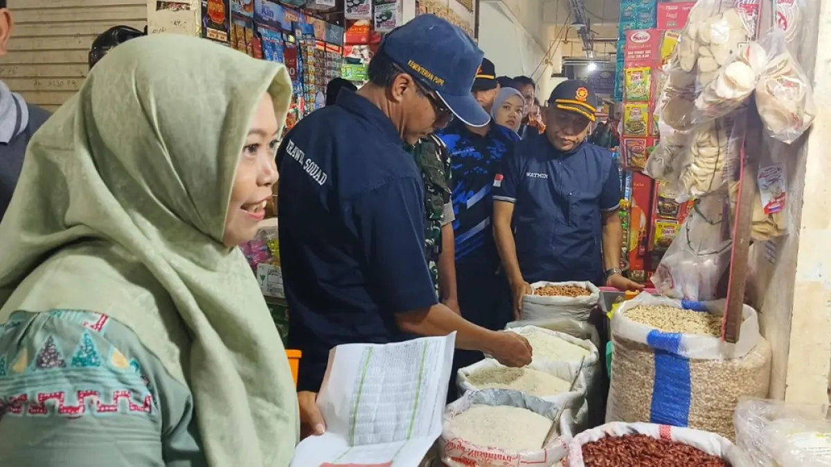 Staf Ahli Bupati Kotim Bidang Ekonomi, Keuangan, dan Pembangunan, Rafiq Riswandi bersama Forkompinda dan pihak terkait lainnya melakukan pemantauan harga dan ketersediaan bahan pokok di Pasar PPM dan Pasar Keramat Sampit, Jumat (10/4).  (Akbar/Radar Sampit)