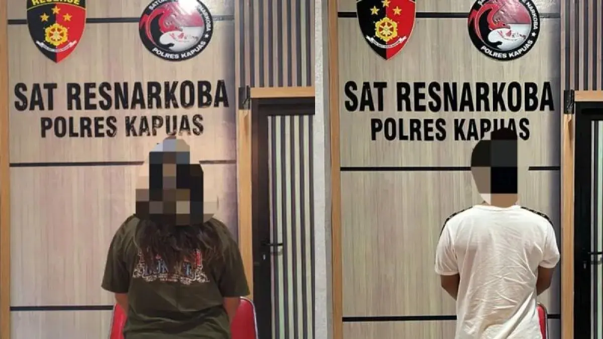 Dua pelaku diduga pengedar sabu diamankan di Satres Narkoba Polres Kapuas, Jumat (10/4/2026). (Polres Kapuas)