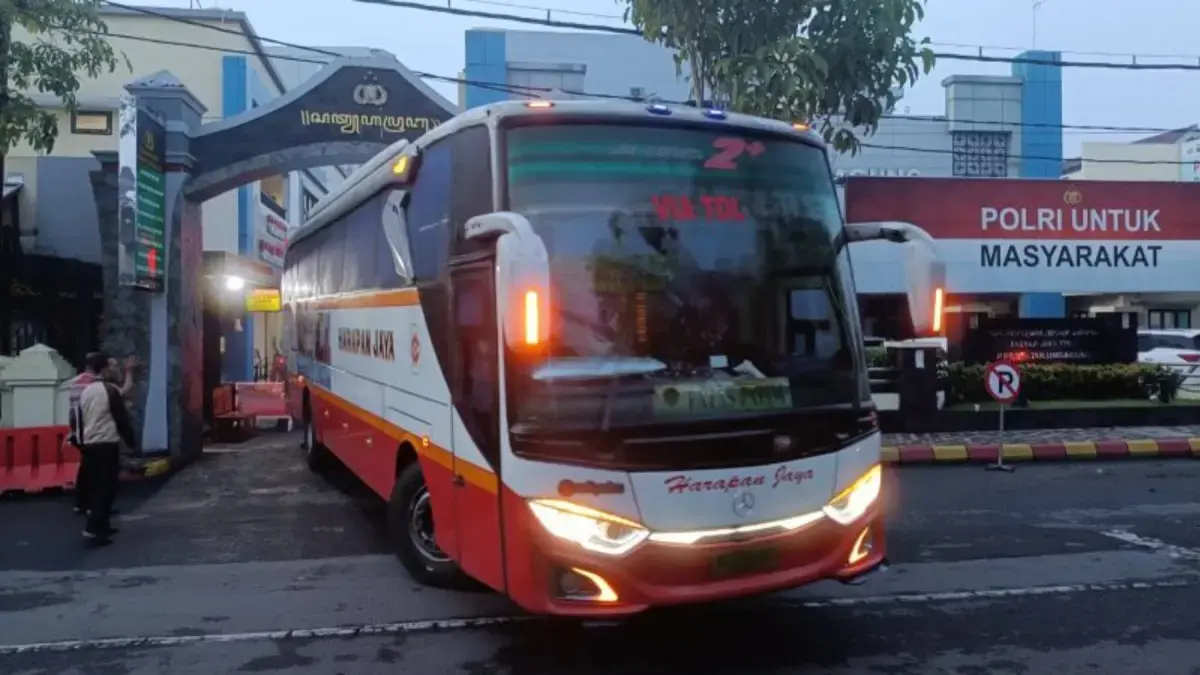 KPK membawa belasan pejabat OPD ke Surabaya naik bus Harapan Jaya usai menjalani pemeriksaan selama 12 jam di Mapolres Tulungagung, Sabtu (11/4/2026) (Destyan Sujarwoko/Antara)