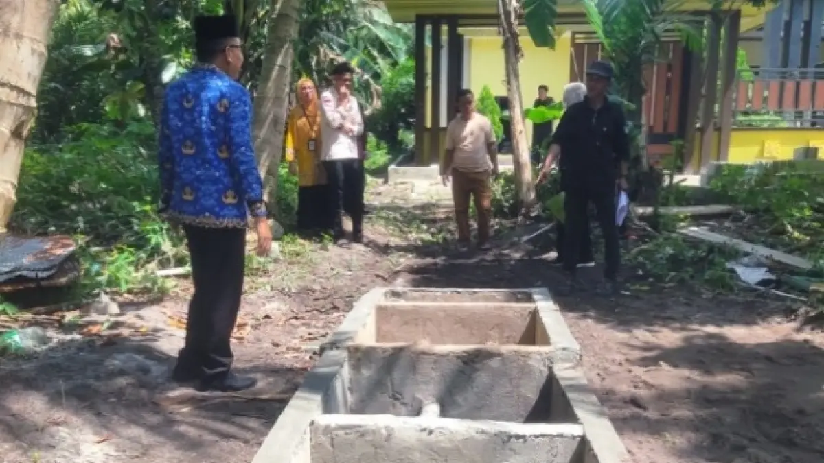 Pemeriksaan Ipal di SPPG Yayasan Pendidikan Insan Kamil Qur’an di Desa Sungai Kapitan, Kecamatan Kumai, belum lama ini. (DLH Kobar/Radar Sampit)