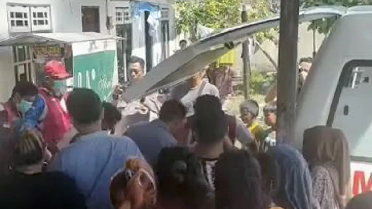 Petugas PMI Kotim saat mengevakuasi korban yang ditemukan dalam kondisi tak bernyawa di kontrakan di Jalan Delima 7, Kecamatan Mentawa Baru Ketapang, Jumat siang (10/4/2026).