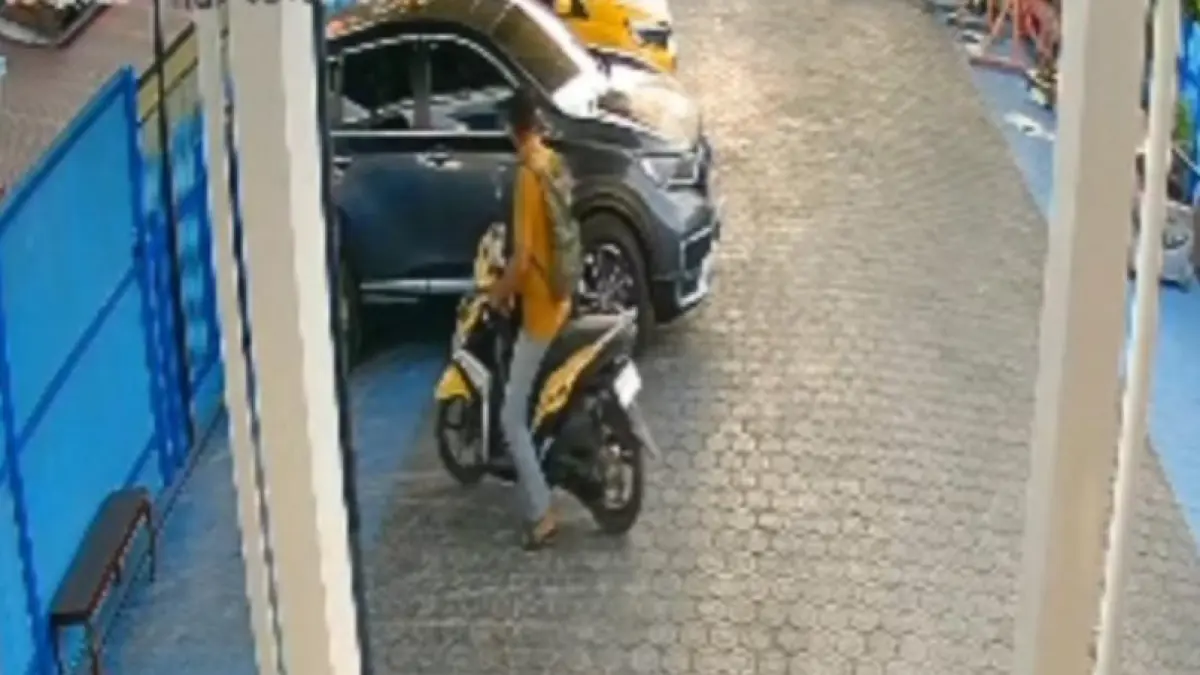 Potongan rekaman CCTV curanmor yang viral di media sosial, pelaku ditangkap aparat kepolisian. (Warga/Radar Sampit)