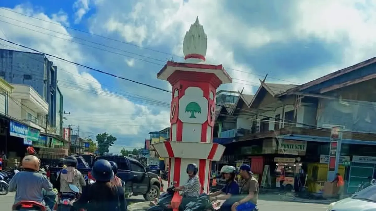 Salah satu titik kemacetan Bundaran Pasar Indra Sari, Kelurahan Baru, Kecamatan Arsel, Kabupaten Kobar belum lama ini. (warga/radar sampit)