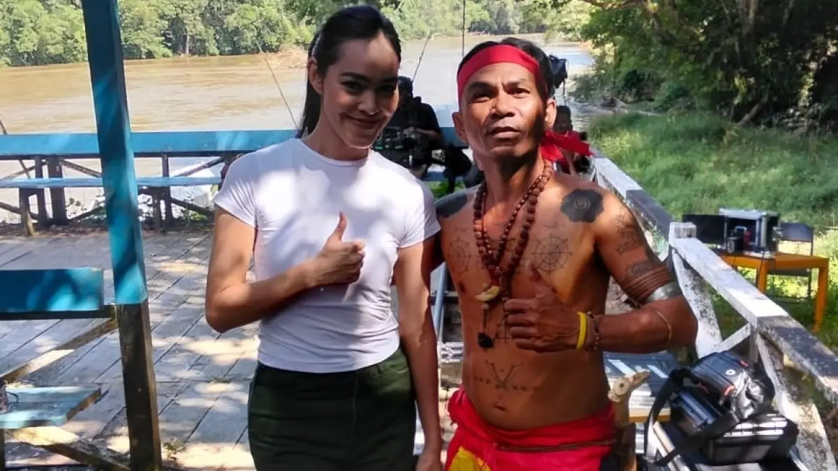 Beberapa pemeran Film Tanah Dayak ketika di sela syuting di Desa Kinipan, Kecamatan Batang Kawa, Lamandau.(istimewa/kades kinipan)