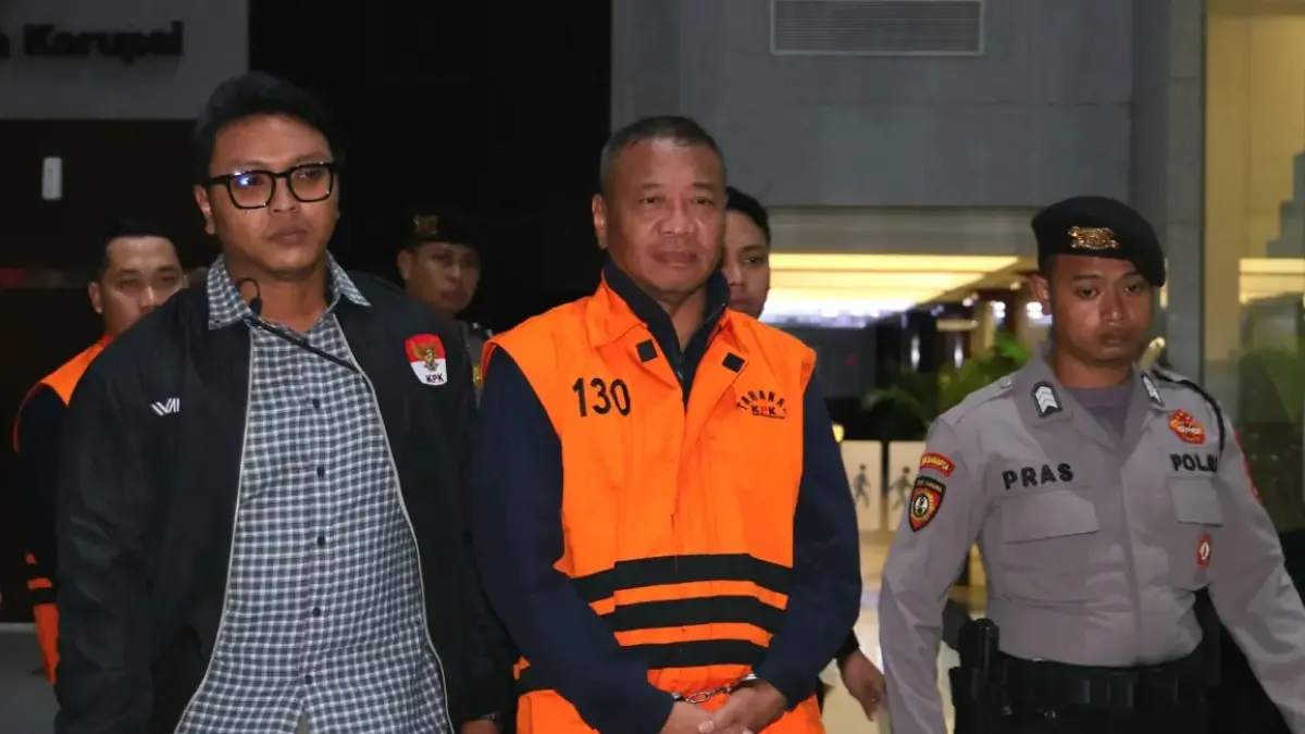 Bupati Tulungagung Gatut Sunu Wibowo mengenakan rompi tahanan usai terjaring OTT KPK, Minggu (12/4/2026). (Dery Ridwansah/JawaPos.com)