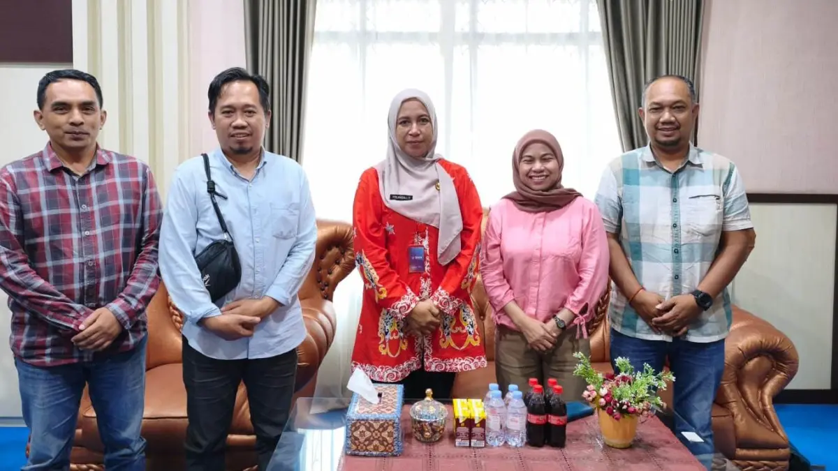 Jajaran Manajemen Radar Sampit saat koordinasi dengan Kadisdik Kotim, Yolanda Lonita Fenisia, S.STP., M.Si, terkait pelaksanaan Lomba Menulis Surat untuk Bupati Kotim (istimewa)