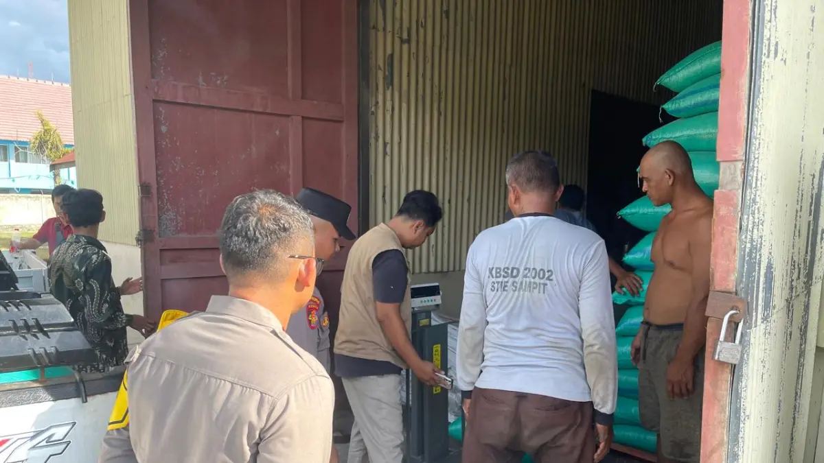 Penyerahan hasil panen jagung hibrida ke Bulog Palangka Raya, Sabtu (11/4). (POLSEK RUNGAN FOR RADAR SAMPIT)