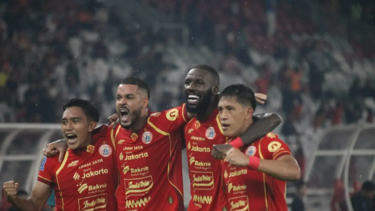 Selebrasi pemain Persija Jakarta usai mencetak salah satu gol ke gawang Persebaya pada pekan ke 27 Indonesia Super League 2025/2026, Sabtu (11/4) malam.
