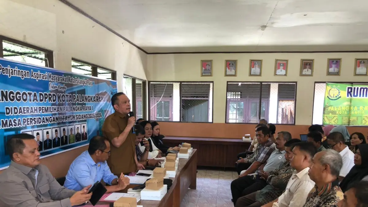 Anggota Komisi II Khemal Nasery bersama rekannya, saat kegiatan reses di Kelurahan Banturung, Kecamatan Bukit Batu.(istimewa)