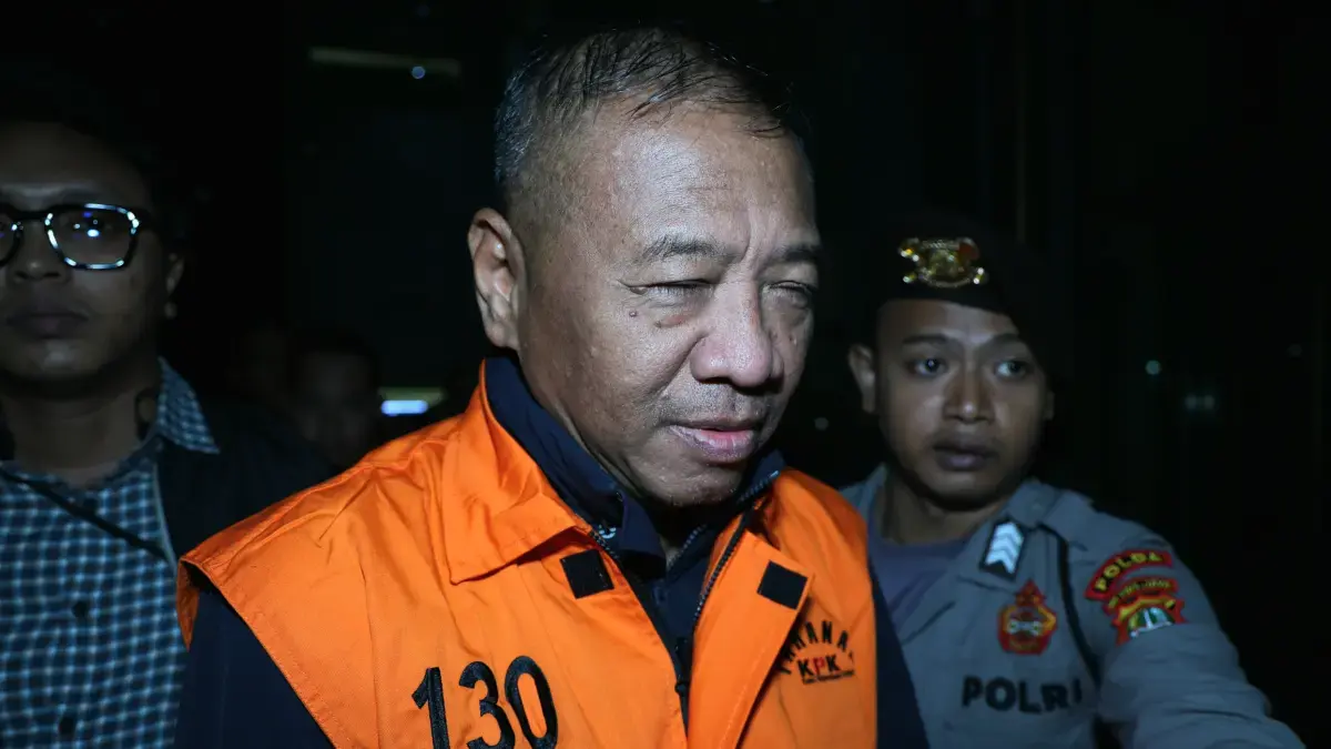 Bupati Tulungagung Gatut Sunu Wibowo mengenakan rompi tahanan usai terjaring OTT KPK, Jakarta, Minggu (12/4/2026). (Dery Ridwansah/JawaPos.com)