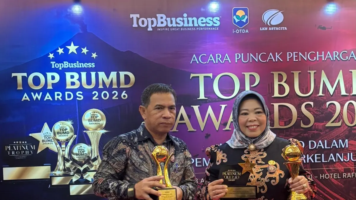 Direktur Perumda Air Minum Tirta Arut, Sapriansyah dan Bupati Kobar Hj Nurhidayah. (Perumdam/Radar Sampit)