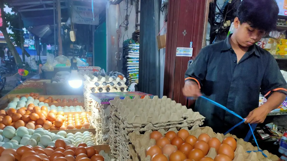 KABAR PASAR: Lapak penjual telur di pasar Kota Sampit, Senin (13/4/2026). FOTO: YUNI/RADAR SAMPIT