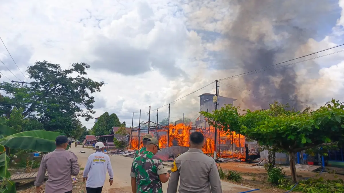 Kebakaran hebat melanda kawasan permukiman di Desa Samba Katung, Kecamatan Katingan Tengah, Kabupaten Katingan, Kalteng Senin (13/4 2026) siang. (Yuswanto RS/Radar Sampit)