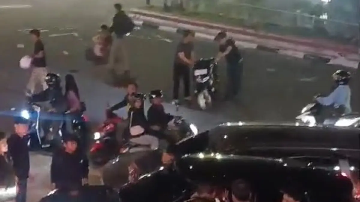 KERIBUTAN: Insiden Toyota Rush menabrak pemotor di Bundaran Pancasila, Kelurahan Madurejo, Kecamatan Arut Selatan, Kabupaten Kobar, Sabtu 11 April 2026 pukul 22.40 WIB. (warga/radar sampit)