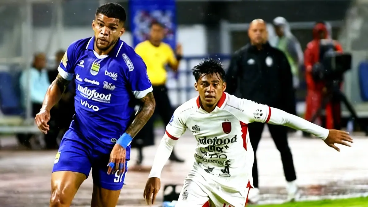 KETAT: Duel pemain Persib Bandung dan Bali United dalam lanjutan pekan ke 27 Indonesia Super League 2025/2026, Minggu (12/4).(net)