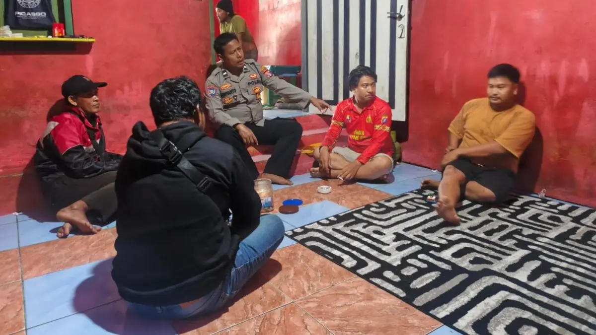 MEDIASI : Bhabinkamtibmas Kelurahan Petuk Barunai Rudiyanto bersama personel Polsek Rakumpitsaat melakukan mediasi hingga berakhir damai. FOTO: IST/RADAR SAMPIT