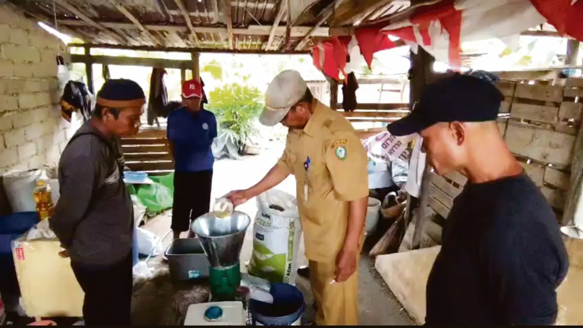 PELATIHAN: Tim dari Diskan Kotim dan Penyuluh Perikanan melakukan pendampingan dan pelatihan pembuatan pakan ikan mandiri di Pokdakan Sumber Jaya Desa Mekar Jaya, Kecamatan Parenggean, Senin (13/4/2026). FOTO: DISKAN KOTIM/RADAR SAMPIT