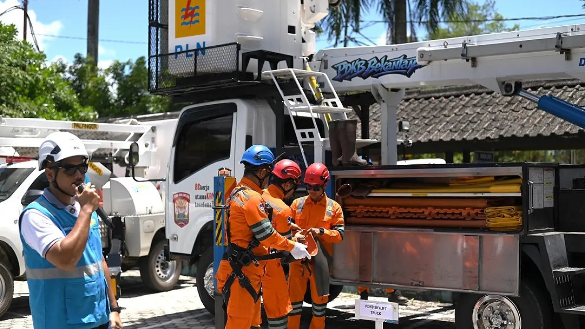 Petugas PDKB saat melakukan simulasi penggunaan APD saat kegiatan gelar alat pada acara media gathering PLN UID Kalselteng di Banjarbaru, pada Rabu (8/4). (foto: pln iud kalselteng)