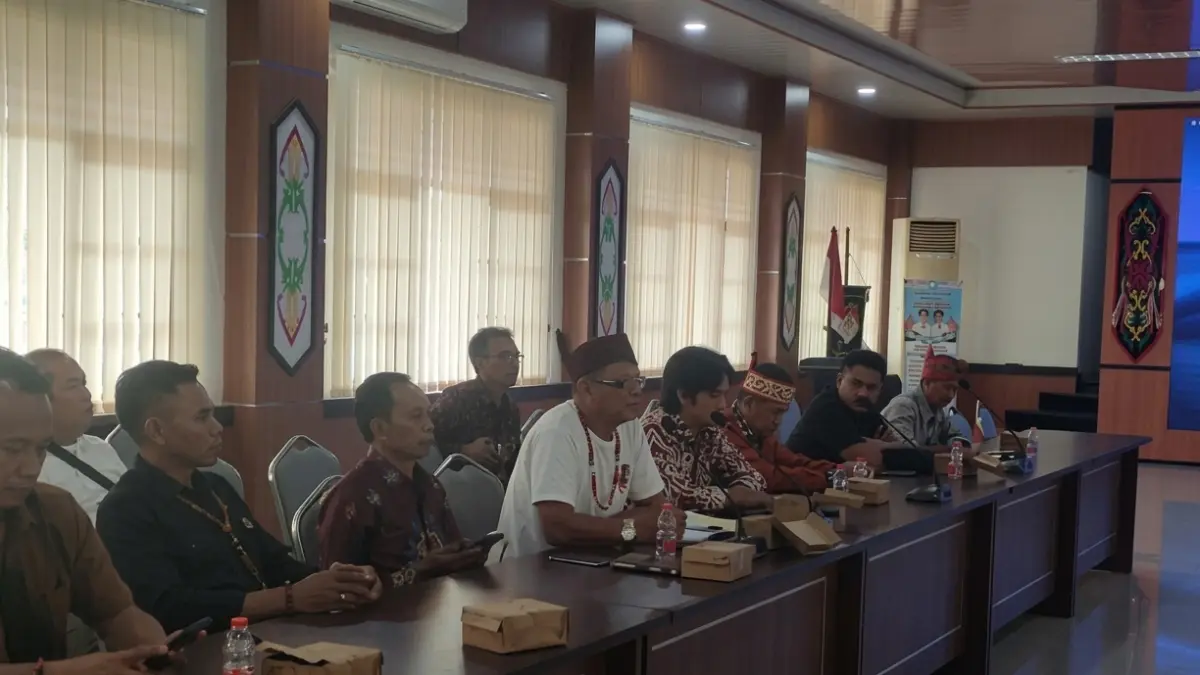 Sejumlah penambang tradisional bersama pihak Kaharingan Institute Indonesia saat beraudiensi dengan Dinas ESDM Kalteng, terkait regulasi WPR, Senin (13/4). (dodi/radarsampit)