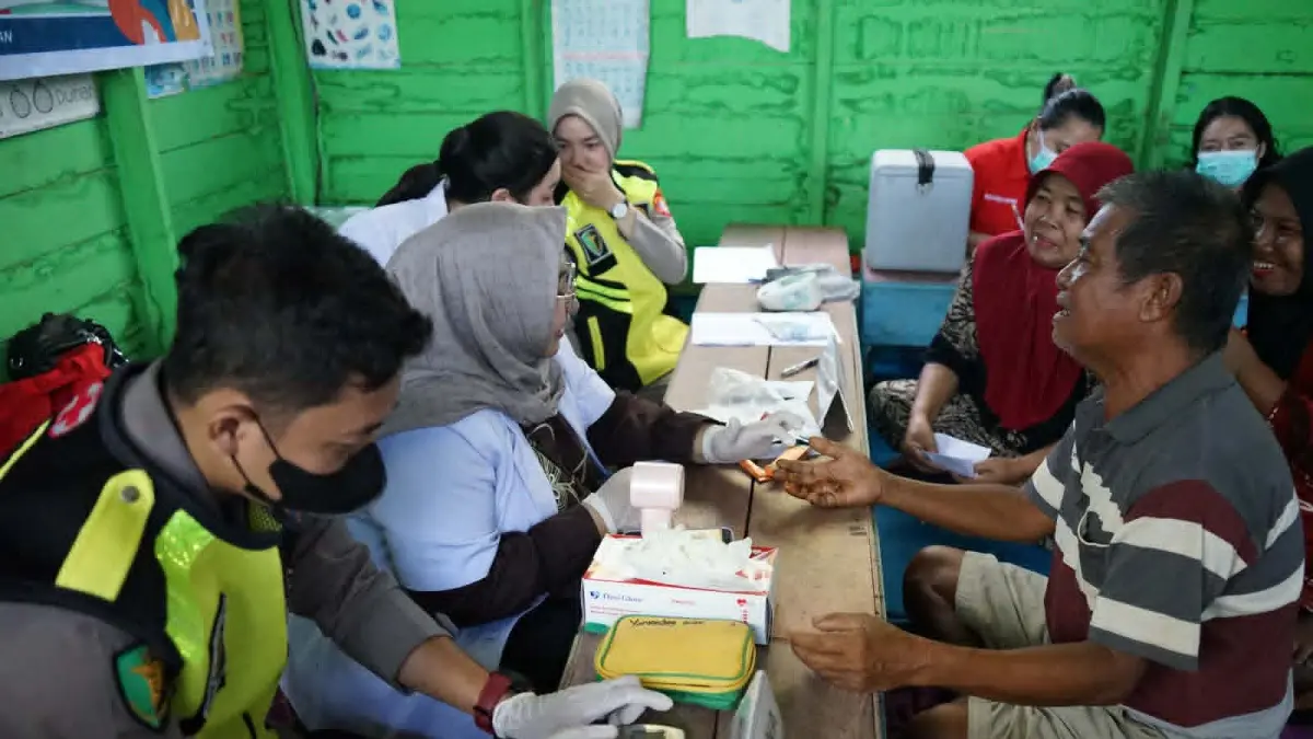 Tim kesehatan Rumah Sakit (Rumkit) Bhayangkara Tingkat III Palangka Raya nekat “jemput bola” membawa layanan medis ke pelosok Kelurahan Danau Tundai, Kecamatan Sebangau, Minggu (12/4/2026)
