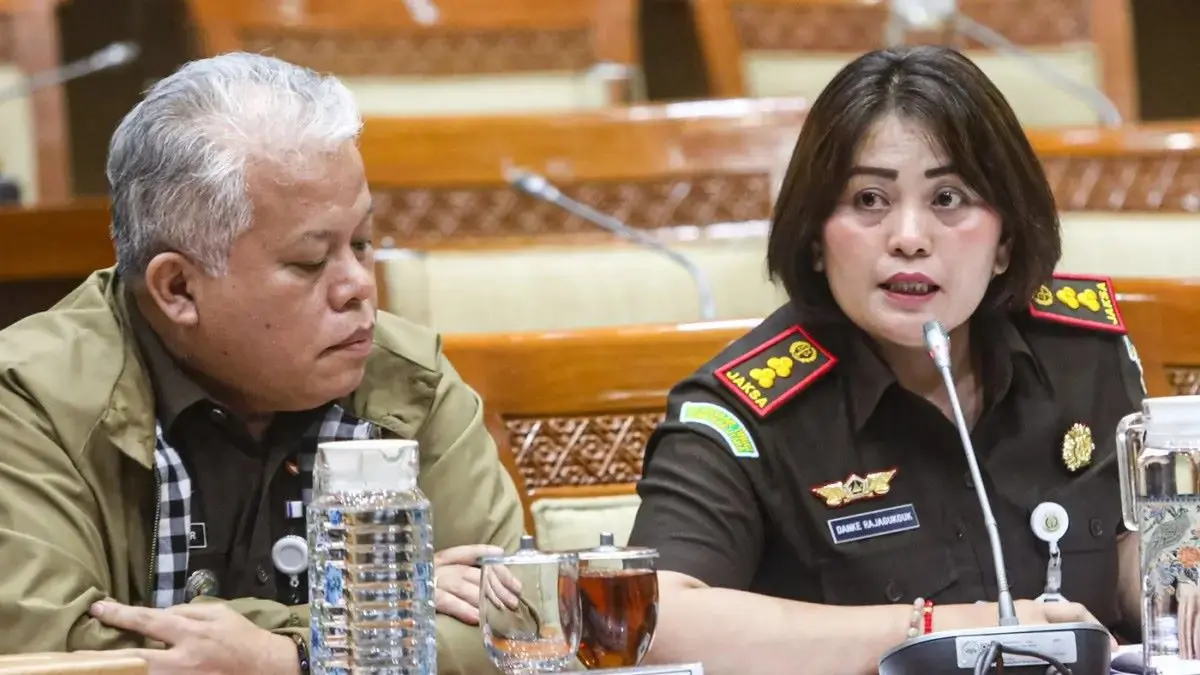 Kepala Kejaksaan Tinggi Sumatera Utara Harli Siregar (kiri) bersama Kepala Kejaksaan Negeri Kabupaten Karo Danke Rajagukguk (kanan) menyampaikan pendapat saat rapat dengar pendapat umum (RDPU) dengan Komisi III DPR di Kompleks Parlemen, Senayan, Jakarta, Kamis (2/4/2026). (Salman Toyibi/Jawa Pos)