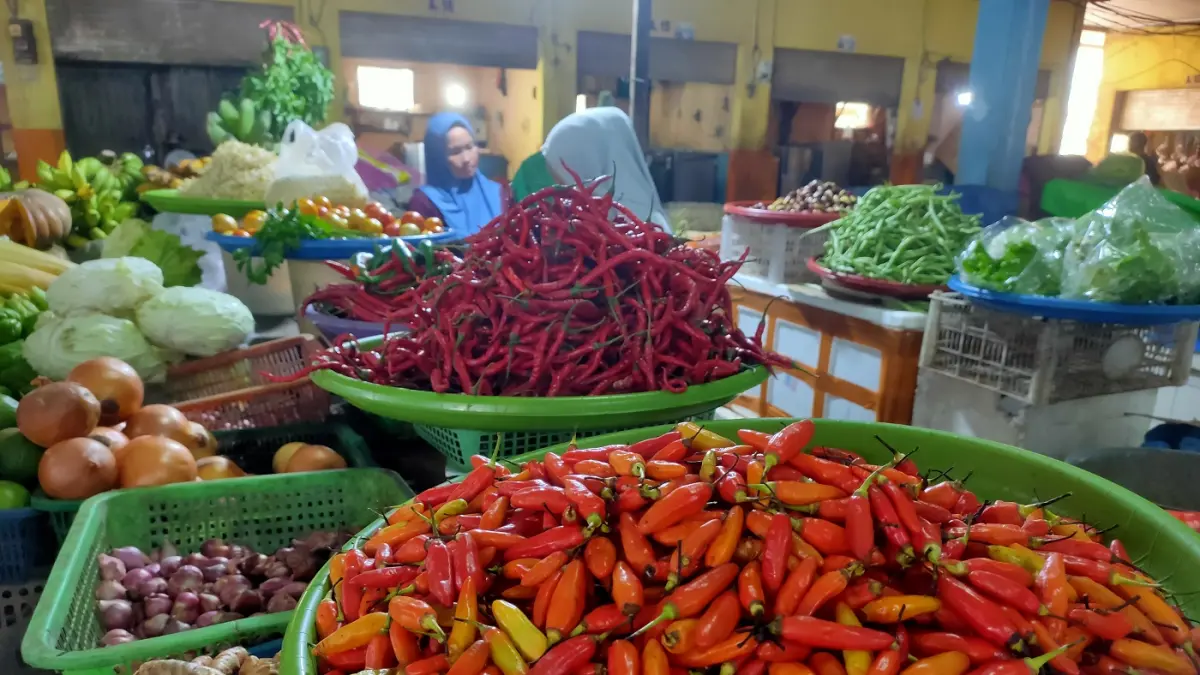 Aktivitas pedagang sayur di Pasar PPM Sampit, Selasa (14/4).(yuni/radarsampit)