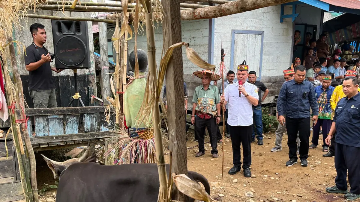 Bupati Gumas Jaya Samaya Monong ketika menghadiri ritual Tiwah di Desa Tumbang Ponyoi, Kecamatan Kahayan Hulu Utara, pekan lalu. (PROTOKOL PEMKAB GUNUNG MAS)