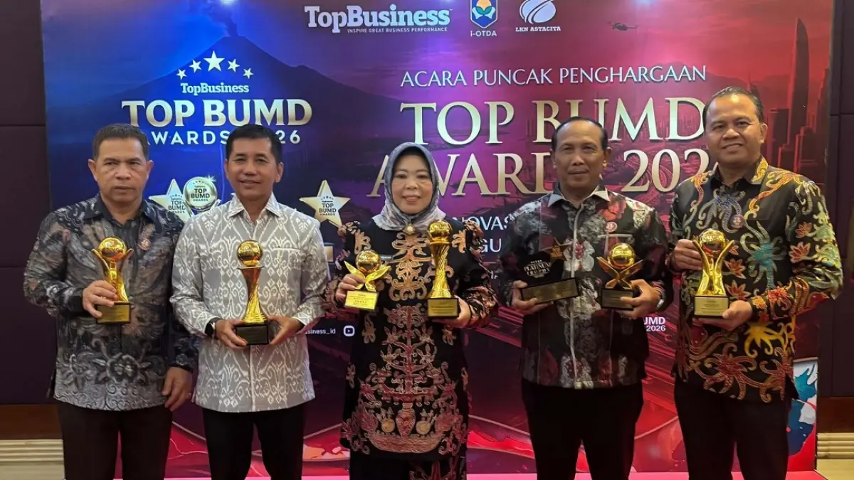 Bupati Kotawaringin Barat bersama Sekda, Dewan Pengawas, serta Direktur Perumda Air Minum dan Direktur BPR Marunting Sejahtera saat menerima penghargaan Top BUMD di Jakarta. 
