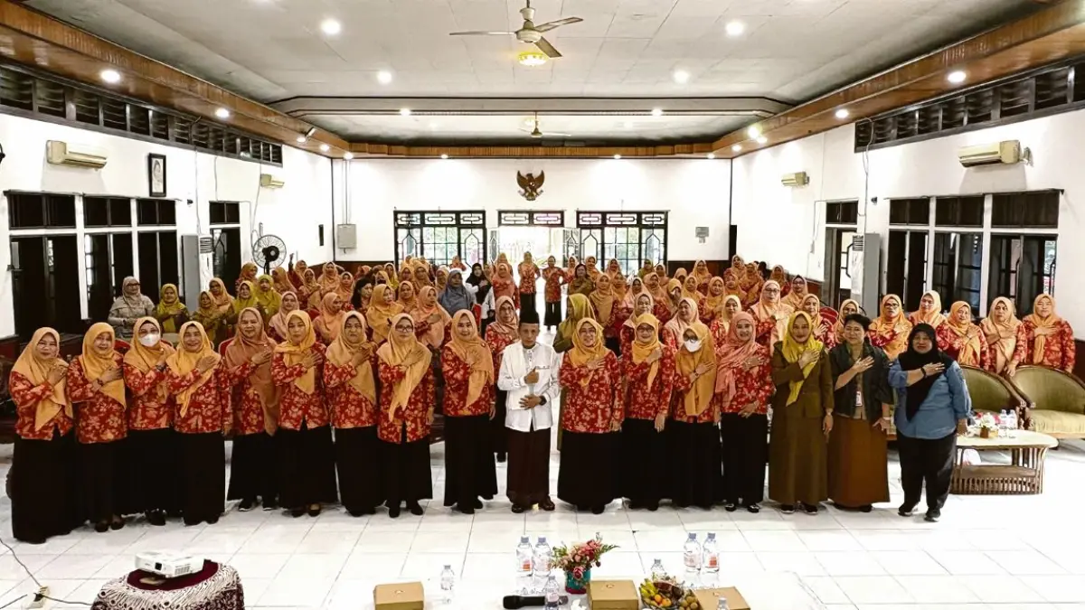 FOTO BERSAMA: Kegiatan halal bihalal dalam pertemuan rutin DWP Kotim, Selasa (14/4/2026). FOTO: YUNI/RADAR SAMPIT 