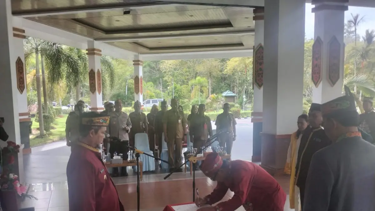 Ketua Dewan Adat Dayak (DAD) Kabupaten Katingan, Saiful, melantik dua damang dalam sebuah prosesi di lobi Kantor Bupati Katingan, Rabu (14/4/2026). (Yuswanto RS/Radar Sampit)