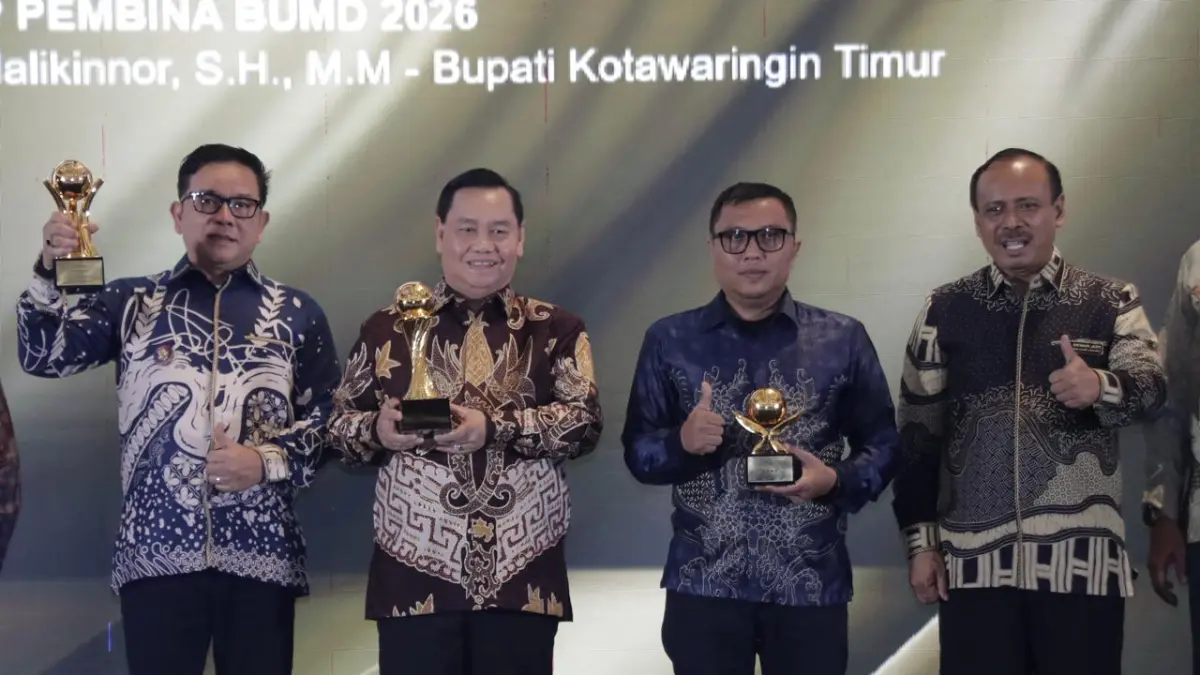 PRESTASI NASIONAL: Bupati Kotim H. Halikinnor (dua dari kiri), Direktur Perumda Air Minum Tirta Mentaya Ismanadi (kiri) dan Kabag Keuangan Perumda Air Minum Tirta Mentaya Syamsul Rizal (dua dari kanan) usai menerima penghargaan diajang TOP BUMD Award 2026 di Jakarta, Senin (13/4).