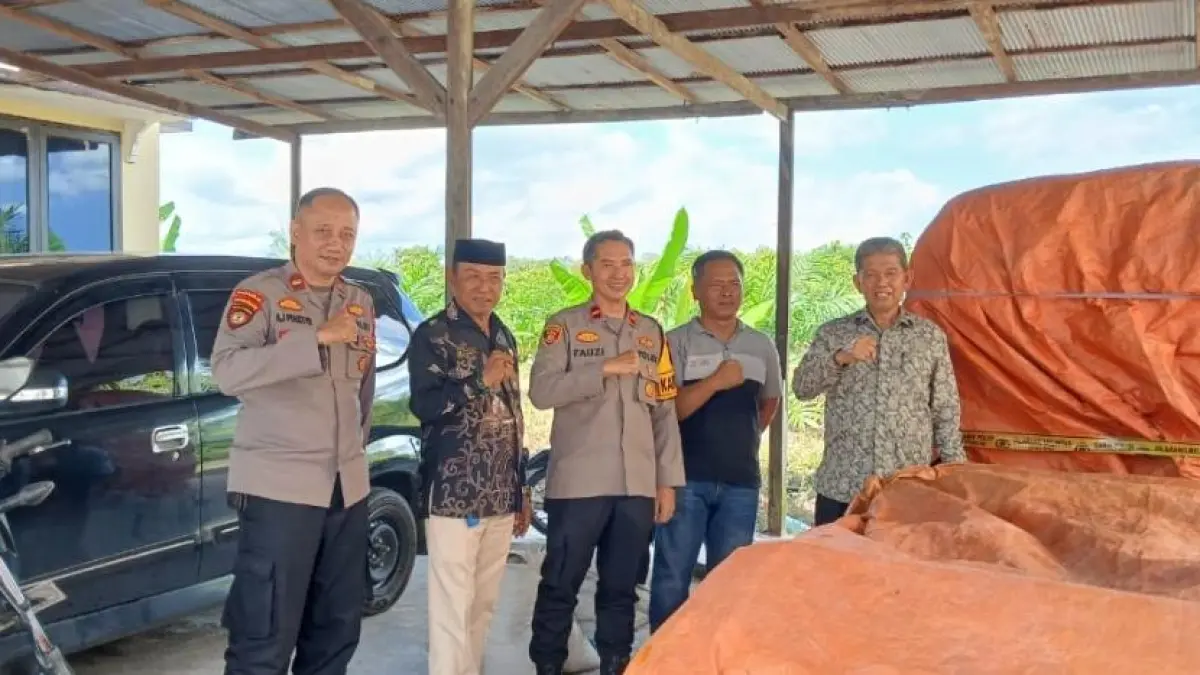 Komisi II DPRD Kotim saat menemui anggota Polisi yang mengamankan pupuk subsidi yang gagal dilarikan. (DPRD Kotim/Radar Sampit)