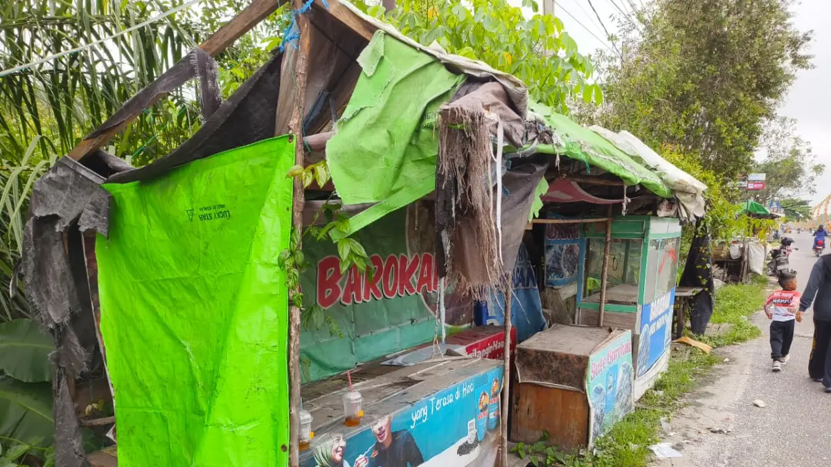 Lapak pelaku UMKM di kawasan Terowongan Nur Mentaya Sampit, Kabupaten Kotim.  (Akbar/Radar Sampit)