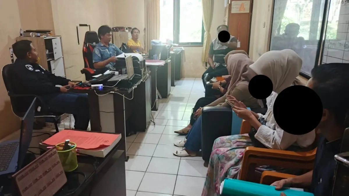 LAPOR: Sejumlah korban arisan bodong di Lamandau saat membuat laporan di Polres. (Ria Mekar/Radar Sampit)
