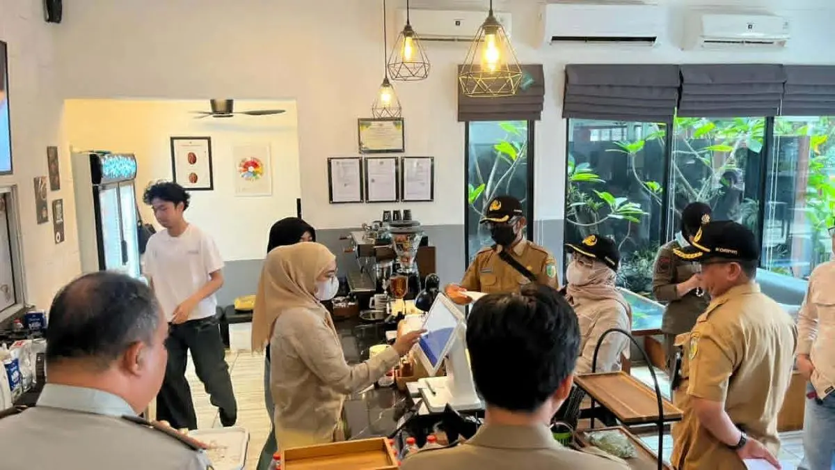 OPTIMALISASI PAJAK : Tim gabungan mendatangi sejumlah kafe, restoran dan wakrung makan di Kota Palangka Raya, Selasa (14/4/2026). FOTO: DODI/RADAR SAMPIT