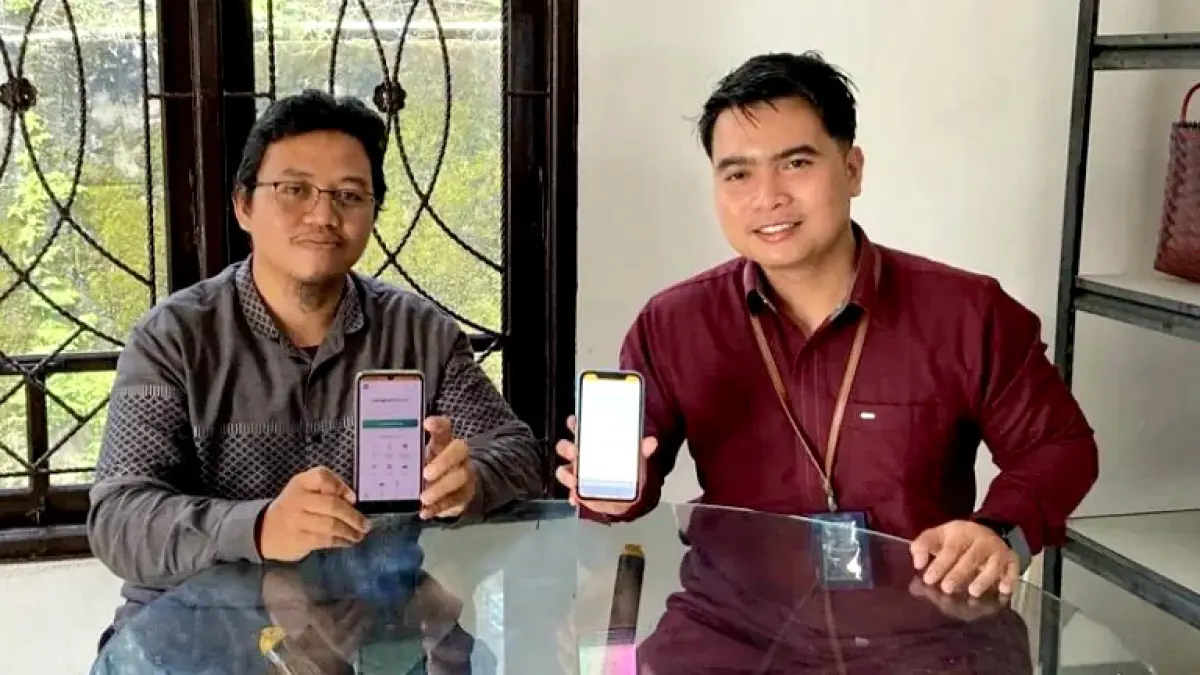 Penggagas Bantumarket.id Saiful Mujab (kiri) saat memamerkan platform hasil karyanya yang ditujukan untuk mendukung digitalisasi UMKM di Seruyan, Senin (13/4). (RIFANI/RADAR SAMPIT)