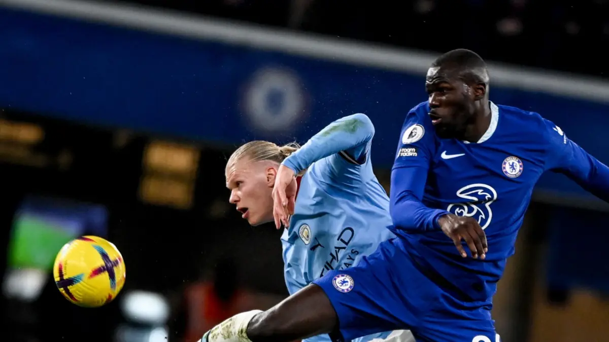 Perebutan bola pemain Man City dengan Chelsea dilanjutan Liga Inggris pekan ke 32, belum lama tadi.