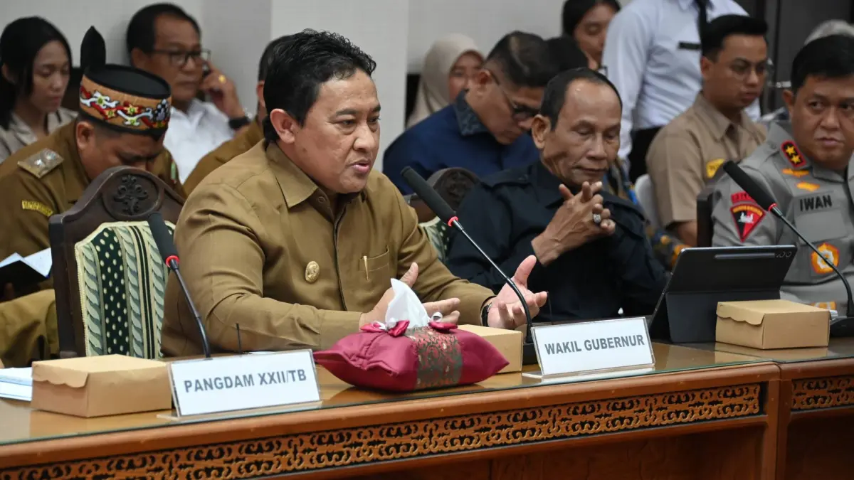 Wagub Kalteng dan Ketua DPRD Kalteng dan sejumlah pejabat Pemprov Kalteng saat menerima audensi dari Aliansi Penambang Rakyat Kalteng, Selasa (14/4).(istimewa)