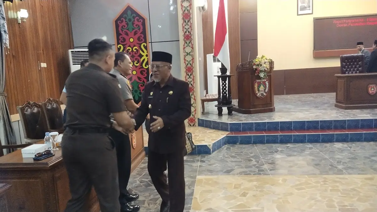 Wakil Bupati Kotawaringin Barat bersalaman dengan Forkopimda usai Rapat Paripurna Senin (13/4). (SYAMSUDIN/RADAR SAMPIT)