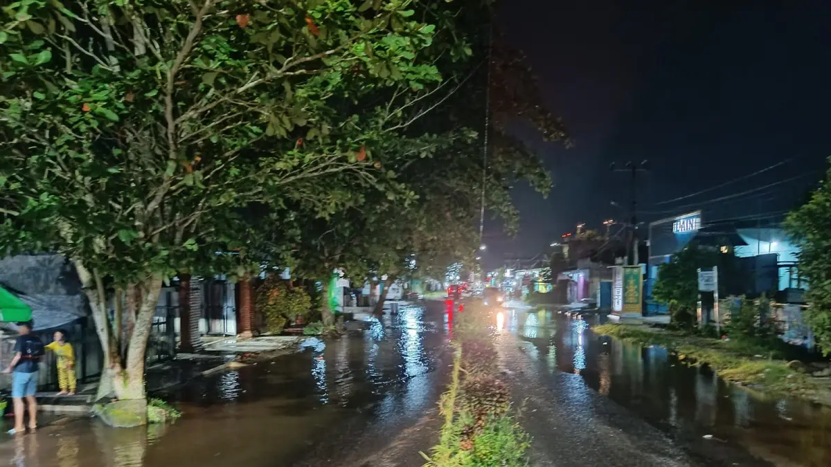 Banjir akibat pasang air laut berdampak terhadap genangan air di wilayah perkotaan Sampit, beberapa waktu lalu. (Dok.Oes/ Radar Sampit)