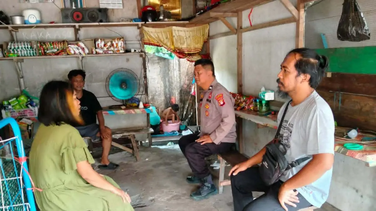 DATANGI TKP : Personel Piket Regu III Polsek Rakumpit mendatangi TKP dan meminta keterangan terkait keributan rumah tangga di Kelurahan Petuk Bukit, Kecamatan Rakumpit, Selasa (14/4/2026). FOTO: IST/RADAR SAMPIT