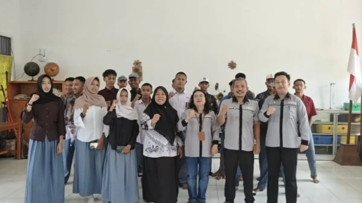 Disdukcapil Kotawaringin Barat memberikan layanan jemput bola perekaman KTP elektronik di sekolah.   (disdukcapil  kobar) 